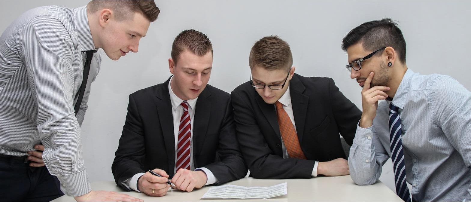 Equipe executiva analisando dados em reunião de gestão