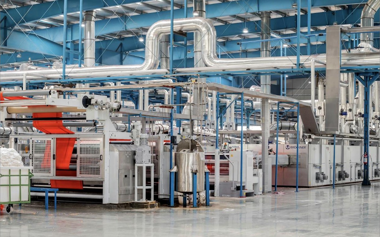 Linha de produção industrial em fábrica de grande porte